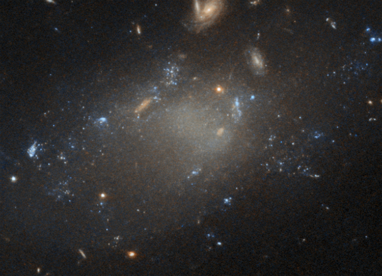 Фото дня: ультрадиффузная галактика на расстоянии 4 млрд световых лет от Земли"