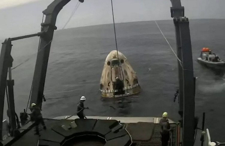  Подъём космического корабля из океана. / Источник изображений: SpaceX 
