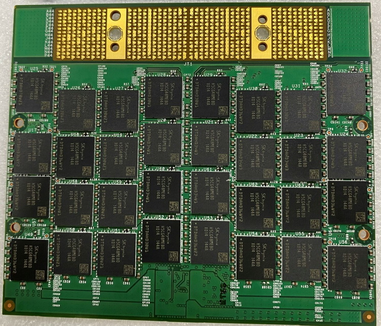  Вид модуля DDR5 Dell CAMM 128 Гбайт с обратной стороны 