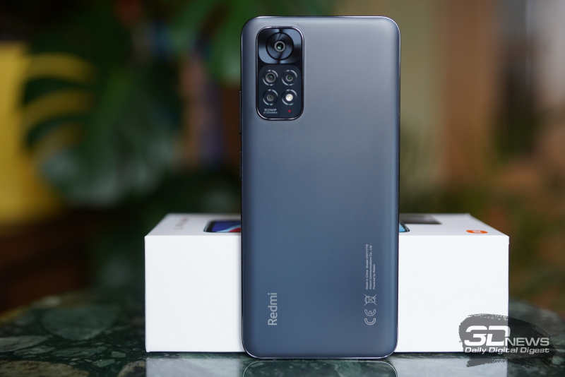  Xiaomi Redmi Note 11, задняя панель: в верзнем левом углу — блок с четырьмя камерами и одинарной светодиодной вспышкой 