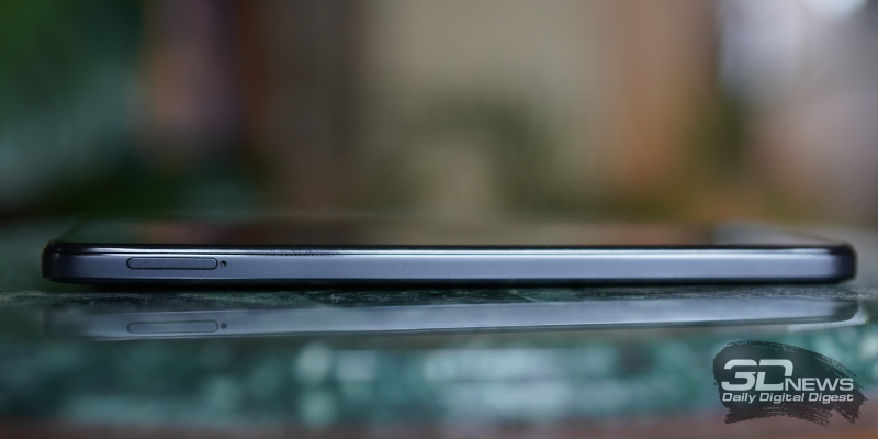  Xiaomi Redmi Note 11, левая грань: слот для двух SIM-карт и одной карты памяти 