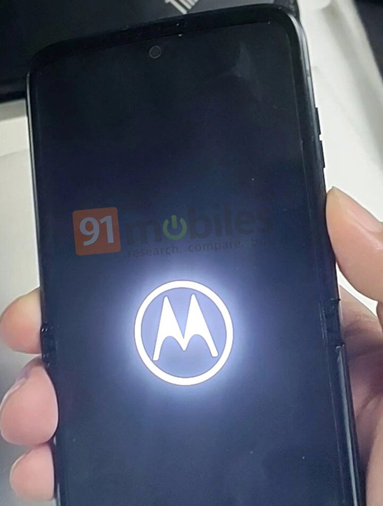 Раскладушка с гибким экраном Motorola RAZR 3 показалась на фото с обновлённым дизайном1