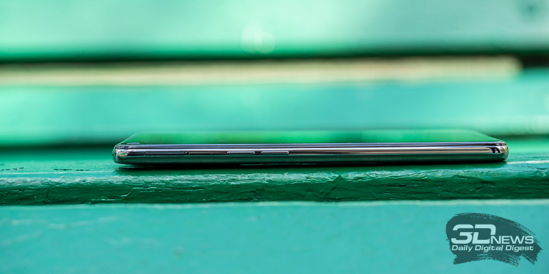  OnePlus Nord CE 2, левая грань: слот для карточек со штырьковым замком и две клавиши регулировки громкости/спуска затвора камеры 