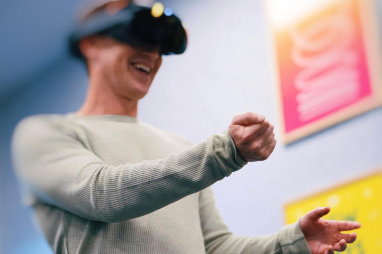 Марк Цукерберг продемонстрировал работу VR-гарнитуры Project Cambria