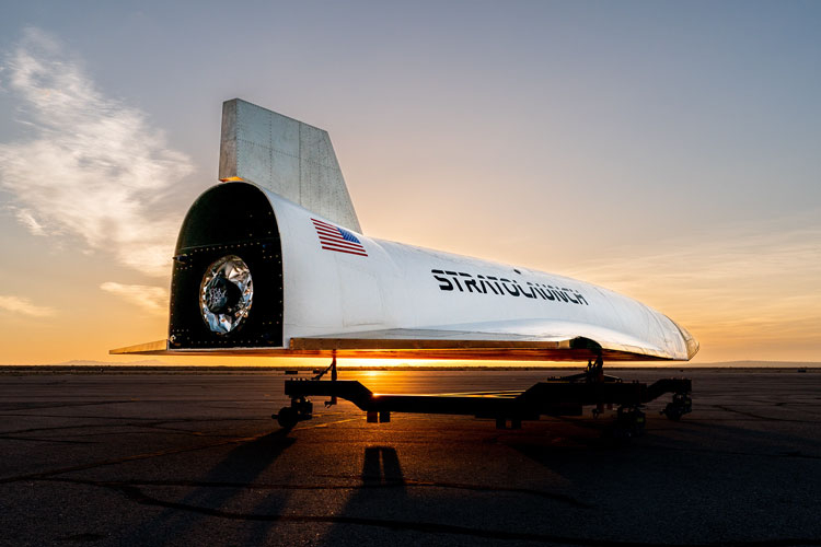 Stratolaunch показала прототип гиперзвукового аппарата TA-0 и пилон для его запуск с самого большого в мире самолёта