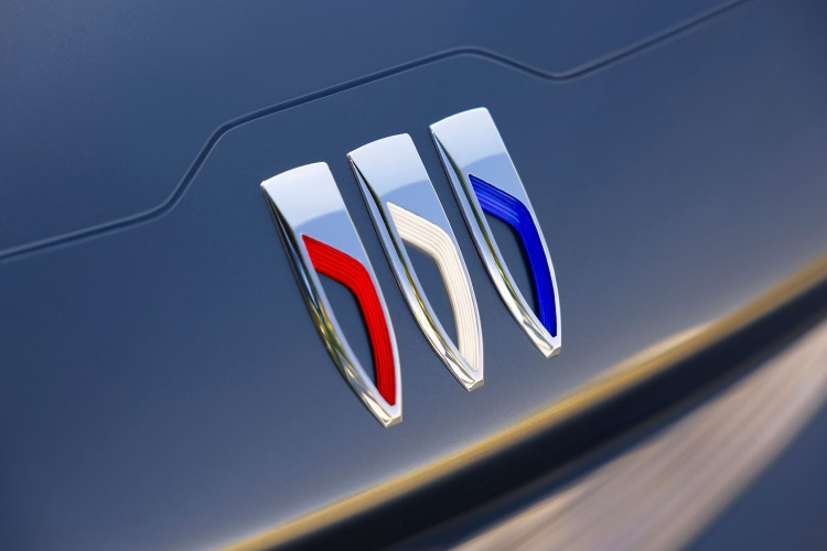 Buick провёл ребрендинг, анонсировал первый электромобиль и показал изящный концепт Wildcat