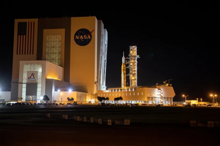 NASA установило тяжёлую лунную ракету SLS для финального теста