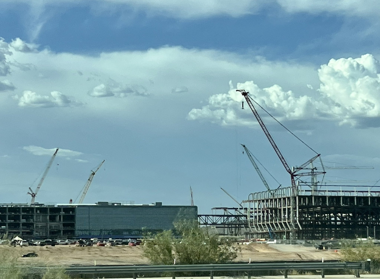   Так строительная площадка фабрики TSMC в Аризоне выглядит в июне 2022-го. Источник: Matt Schrader / Twitter 