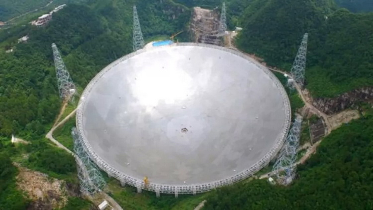 Китайские астрономы обнаружили подозрительные радиосигналы из космоса — это либо помехи, либо инопланетяне"