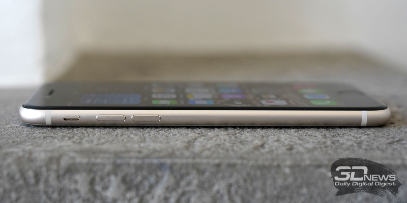  Apple iPhone SE (2022), левая грань: клавиши регулировки громкости/спуска затвора камеры и переключатель звуковых профилей 