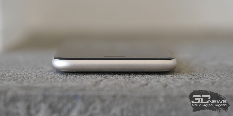  Apple iPhone SE (2022), верхняя грань свободна от функциональных элементов 