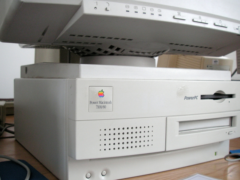  Power Macintosh 7100 