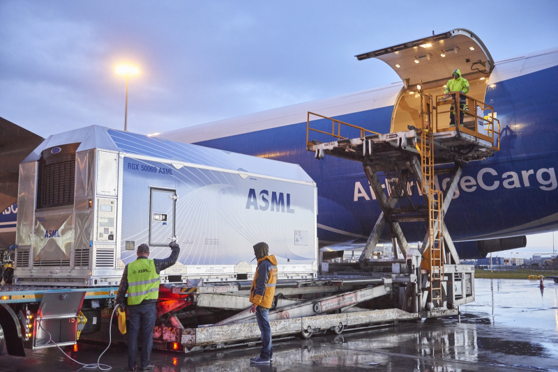  Контейнер с установкой NXE:3400B грузят на самолёт в голландском аэропорту Схипхол для отправки заказчику (изображение с сайта ASML) 