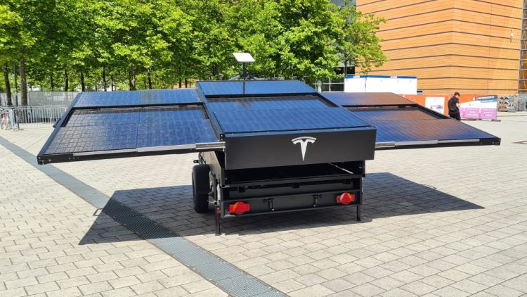 Tesla продемонстрировала прицеп с солнечными панелями, позволяющий пополнять запас хода электромобиля в полевых условиях