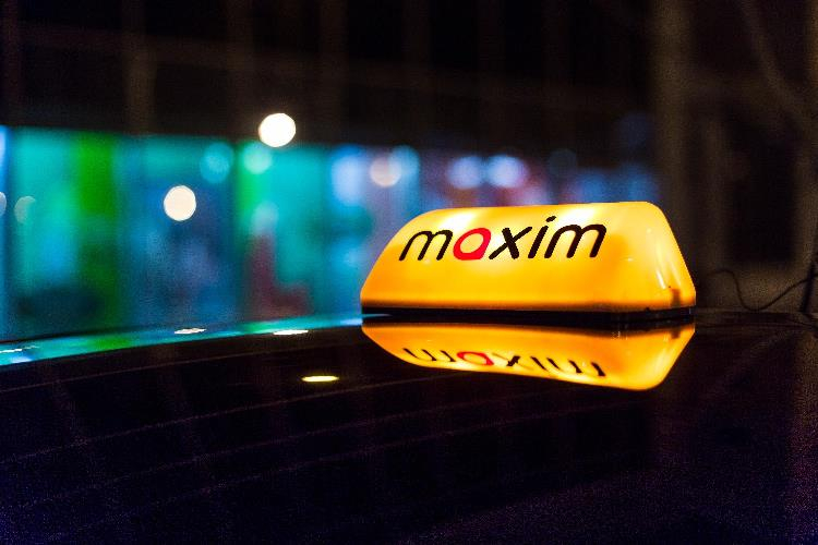 Сервис такси «Максим» пожаловался в Минцифры на RuStore — больше месяца не получается добавить приложение в магазин