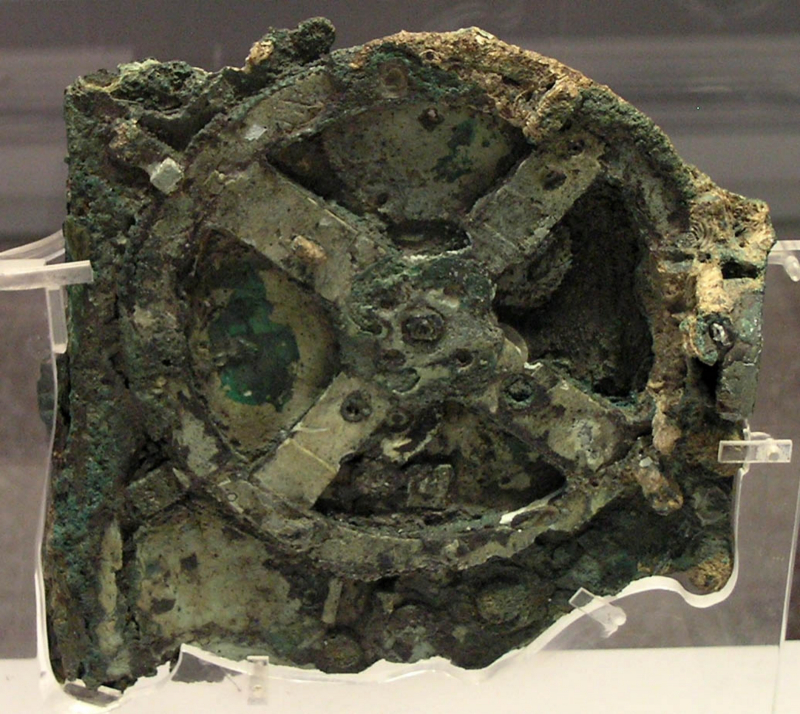  Наиболее крупный из сохранившихся фрагментов антикитерского механизма: диаметр главной шестерни — около 13 см (источник: Wikimedia Commons) 