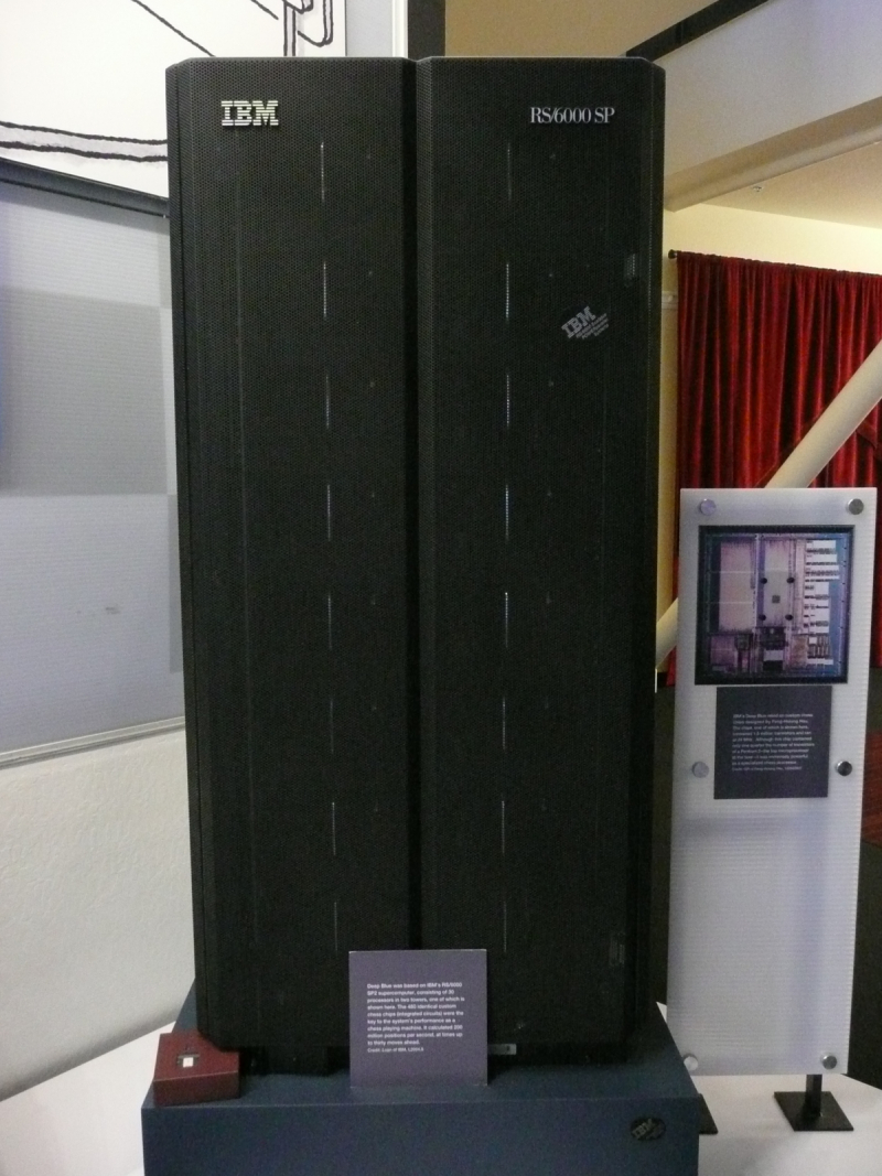 Один из двух шкафов, составлявших шахматный компьютер IBM Deep Blue, в калифорнийском Музее компьютерной истории (источник: Wikimedia Commons) 
