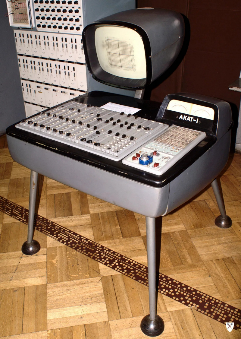  На смену таким раситетам, как этот польский аналоговый компьютер AKAT-1 1959 г., вскоре должны прийти значительно более мощные машины (источник: Britannica) 