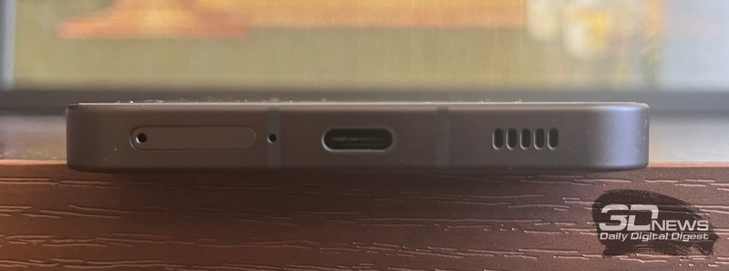  Nothing Phone (1), нижняя грань: слот для SIM-карт, микрофон, порт USB Type-C и основной динамик 