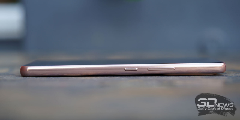  Samsung Galaxy A53, правая грань: клавиши регулировки громкости и включения/блокировки 