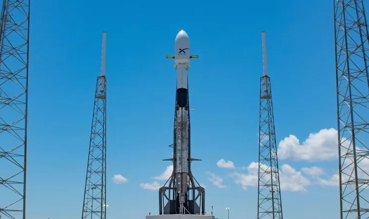   Ракета Falcon 9 перед стартом с партией спутников Starlink / Источник изображения: SpaceX 