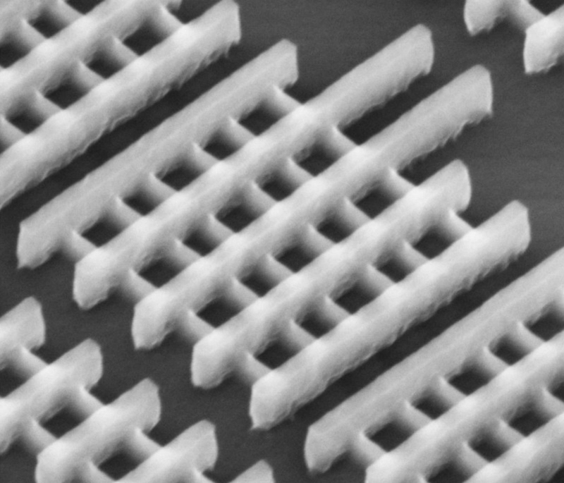  Структуры FinFET-транзисторов с характерными гребнями (минимальная длина канала — там, где гребни пересекаются с затворами, — составляет, согласно официальной спецификации, 25 нм) на поверхности «22-нм» кристалла Intel Sandy Bridge (источник: Intel) 