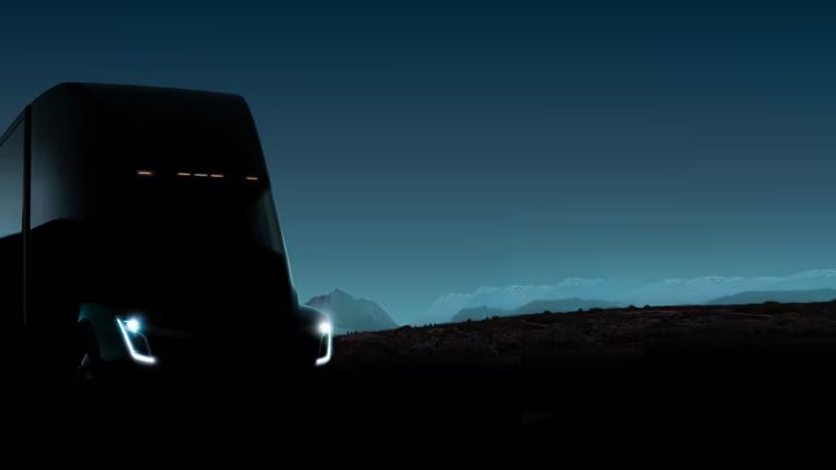 Tesla начнёт поставки грузовиков Semi с запасом хода 800 км в этом году