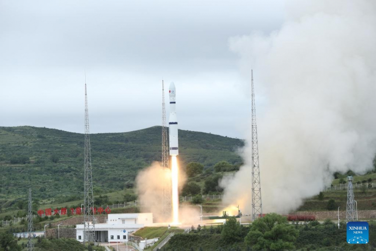 Китай запустил на орбиту 16 спутников ДЗЗ