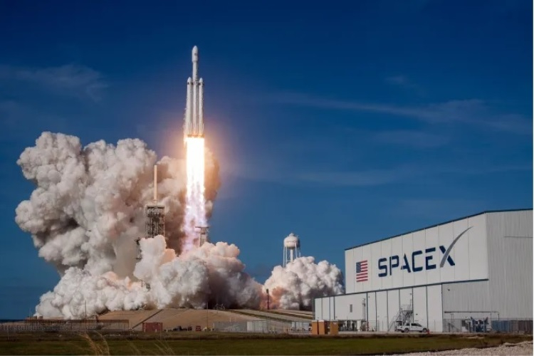 SpaceX получила лицензию на запуск секретных военных спутников с помощью ракеты Falcon Heavy