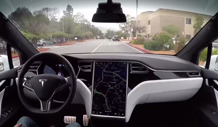 Американские регуляторы заинтересовались, как камера в салоне электромобиля Tesla влияет на автопилот