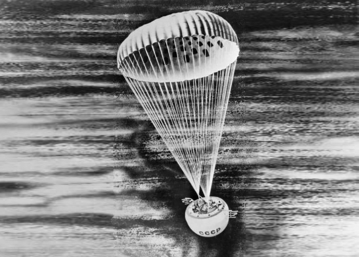  Спуск станции “Венера-5” в атмосфере. Рисунок из “Ежегодника Большой советской энциклопедии” 