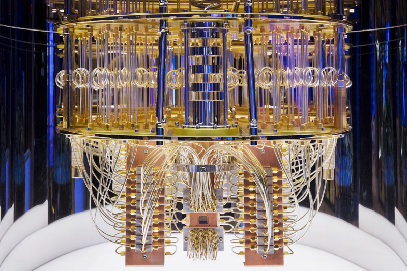  Хотя квантовые вычисления производятся на микроуровне, для обеспечения работы того же 127-кубитного Eagle необходима установка довольно внушительных размеров (источник: IBM) 