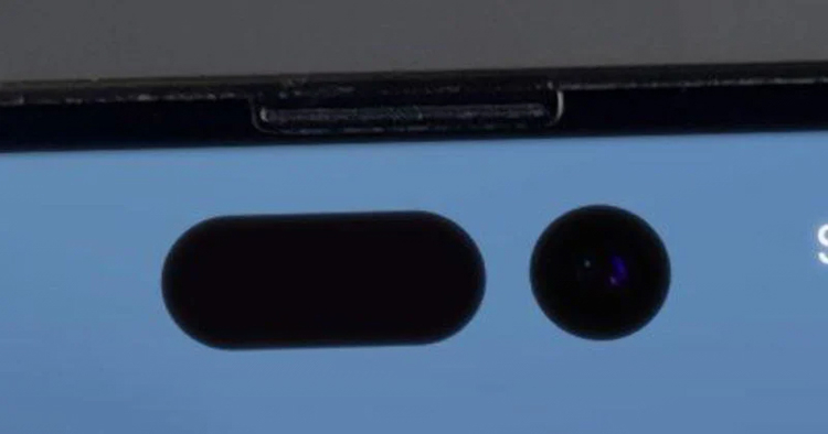 «Живые» снимки показали два отверстия в экране iPhone 14 Pro и изменённую строку состояния