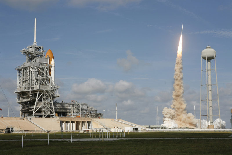  Ill-03 Единственный пуск ракеты-носителя Ares I-Х. Фото NASA. Источник https://wiki2.org/en/File:STS-129_and_Ares_I-X_jpg 