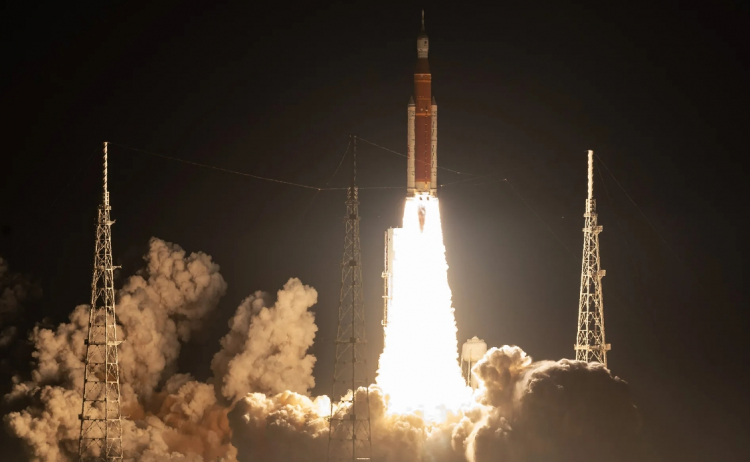 NASA наконец-то запустило сверхтяжёлую ракету SLS  корабль Orion отправился к Луне