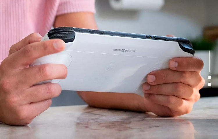 Облачная портативная консоль Logitech G Gaming Handheld показалась на фото с кастомным Android