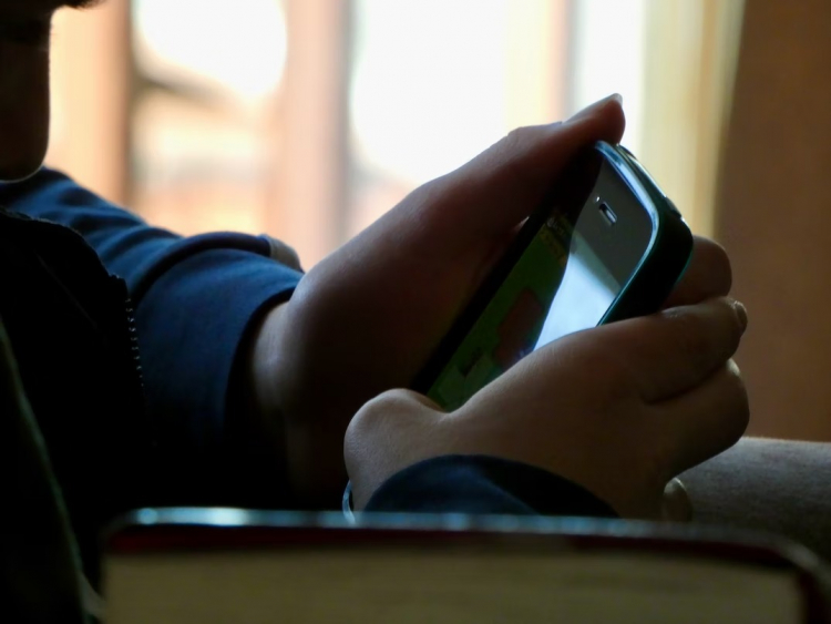 Минпросвещения запретило школьникам пользоваться мобильниками на уроках из-за санитарных правил