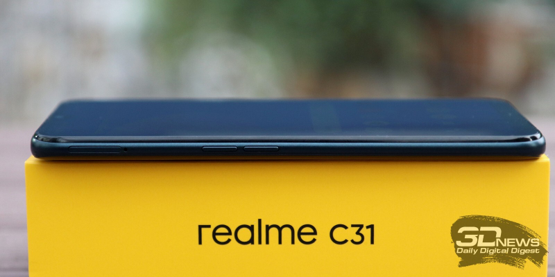  realme C31, левая грань: две клавиши регулировки громкости, слот для двух SIM-карт и карты памяти 