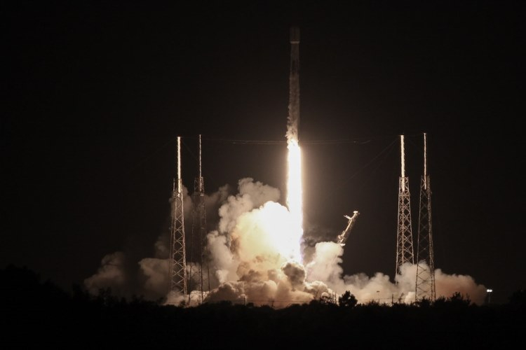 SpaceX смогла успешно запустить очередные 54 спутника Starlink лишь с шестой попытки