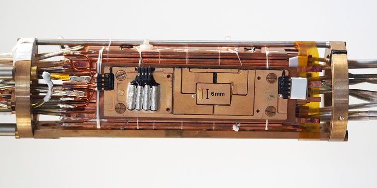 Configuration expérimentale (le capteur thermique est situé au centre à côté de la règle). Source de l'image : Université de Bâle