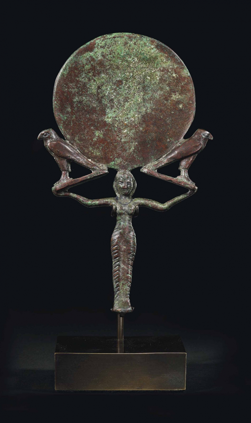  Древнеегипетское бронзовое зеркало: Среднее Царство, ок. 2040-1750 г. до н. э. (источник: Christie's) 