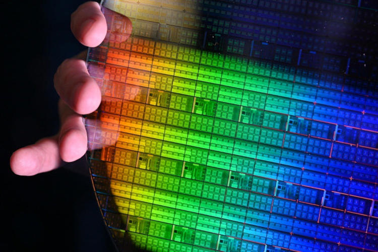 Intel добилась рекордного выхода годных квантовых чипов  95 %
