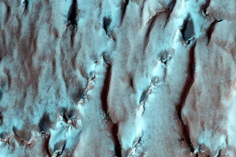  Снимок ледяного покрова вблизи южного полюса Марса, сделанный спутником NASA Mars Reconnaissance Orbiter / Источник изображения: NASA / JPL-Caltech / University of Arizona 