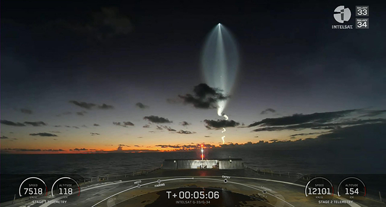 Плавучая платформа SpaceX сфотографировала уникальную «космическую медузу», созданную ракетой Falcon 9