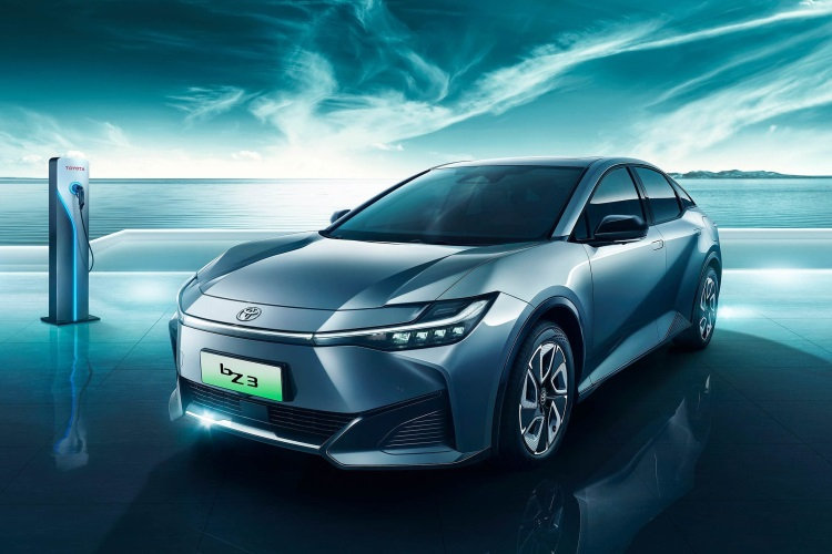Toyota представила электрический седан bZ3 на китайских аккумуляторах BYD