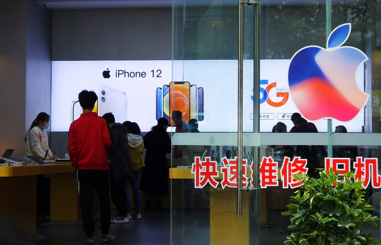 Продажи iPhone в Китае упали  аналитики считают это предвестником проблем для Apple