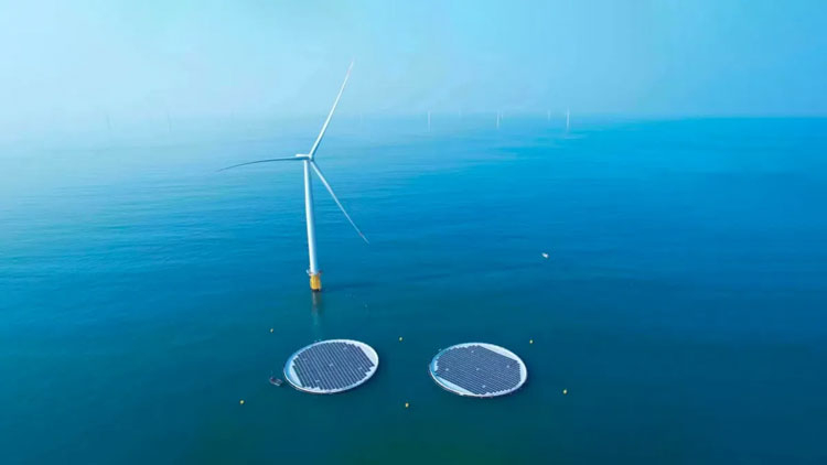 Китай запустил первую в мире гибридную морскую электростанцию, которая добывает энергию из ветра и Солнца