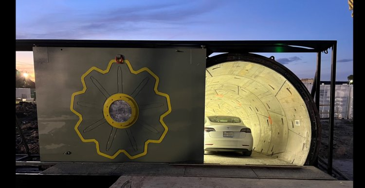 The Boring Company объявила о начале тестов Hyperloop — люди заметили, что «это просто Tesla в тоннеле»