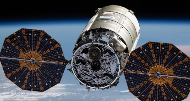 Космический грузовик Cygnus не смог раскрыть одну из солнечных панелей на пути к МКС — он попытается долететь с одной