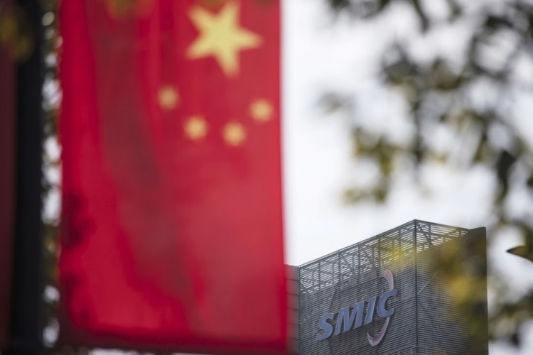 Крупнейший в Китае производитель чипов SMIC ожидает снижения выручки из-за санкций США и слабого спроса